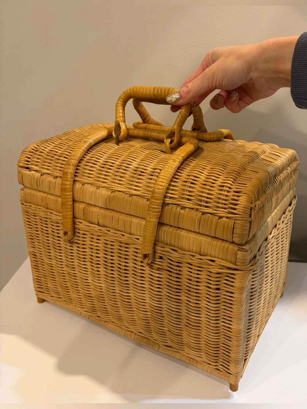 Vintage Wicker Picnic Basket Rattan Double Handles Latching Strap Picnic Basket